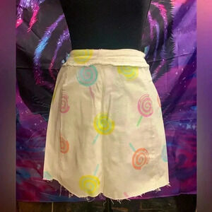 Clowncore miniskirt. With lollipops.